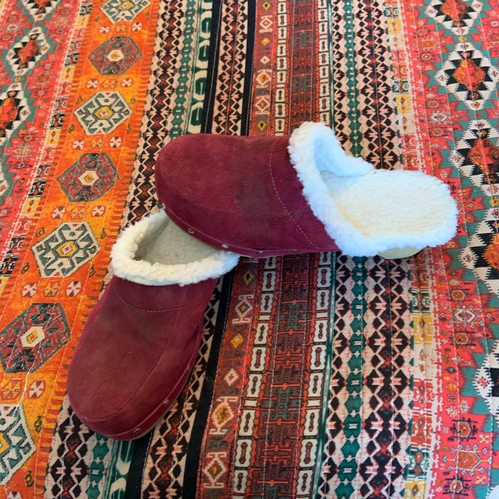 Raspberry colored clogs. - Picture 4 of 5